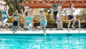jak zorganizować pool-party
